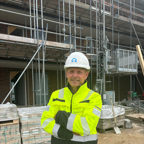 uitvoerder op de bouw met helm