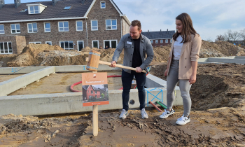 Bewoners slaan bouwbord in grond bij woning als startbouw Babberich