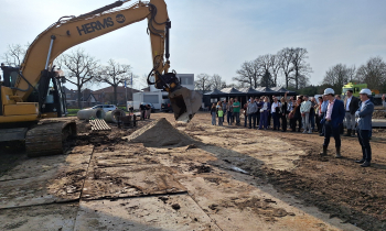 Bewoners zijn aanwezig bij start bouw in Babberich 