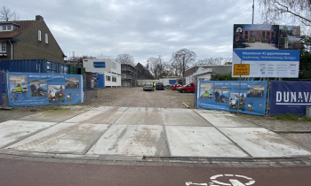 De bouwplaats is versierd 