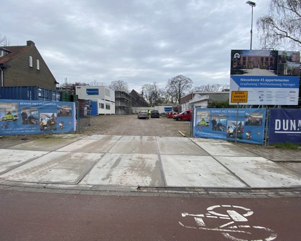 Bouwplaats is versierd voor uitvoerder Bennie 