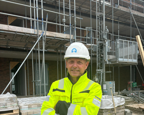 uitvoerder op de bouw met helm 